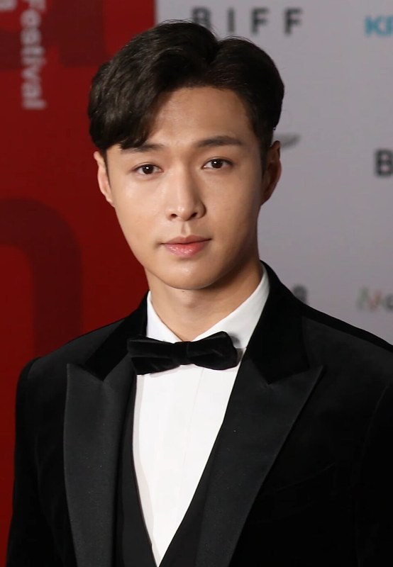 Lay Zhang
